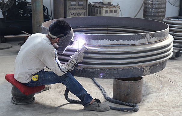 套筒补偿器焊接现场